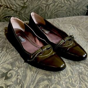 Beautiful olive Green Paton Leather  Ecco slip on flat size 7.5